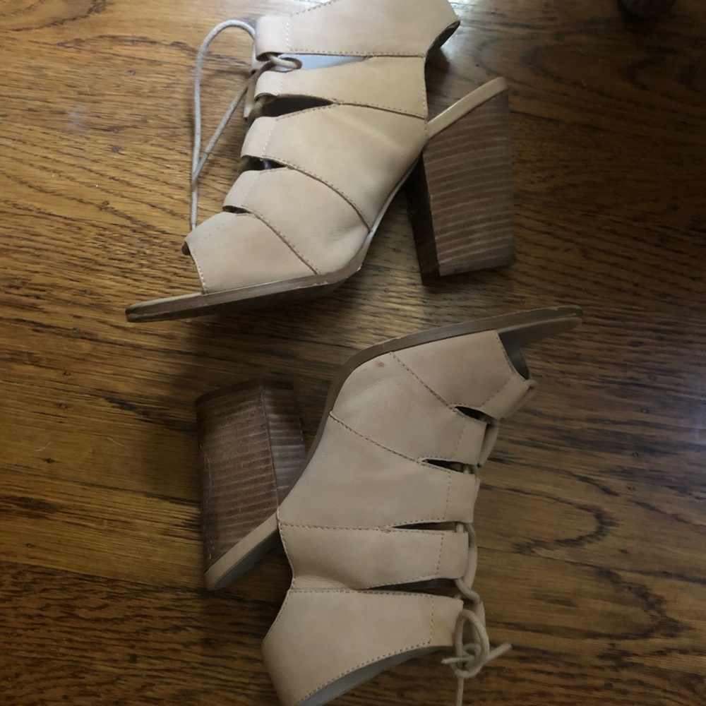 Hinge block heel sandal in nude - Picture 4 of 8